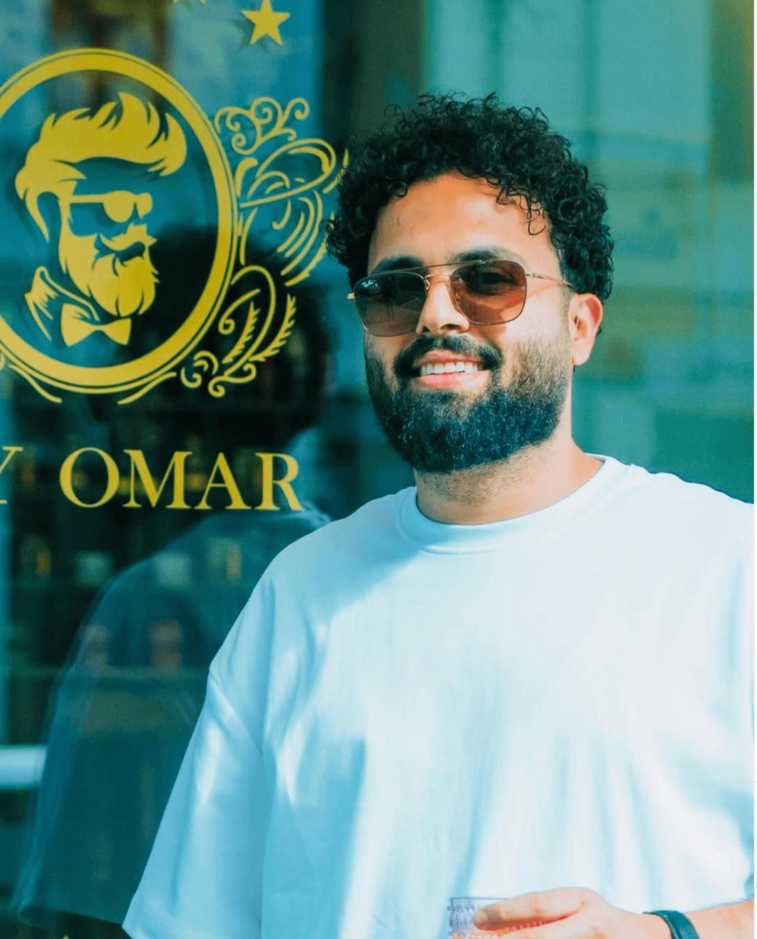 Omar vor dem Friseursalon By Omar
